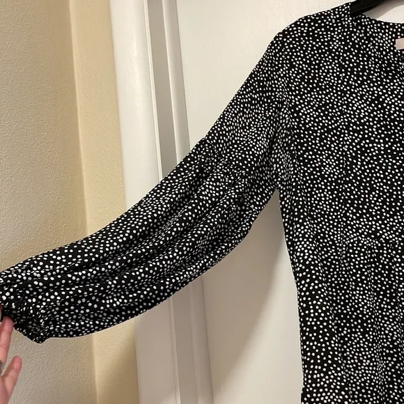 Women’s Long, Balloon Sleeve Blouse - Picture 3 of 7